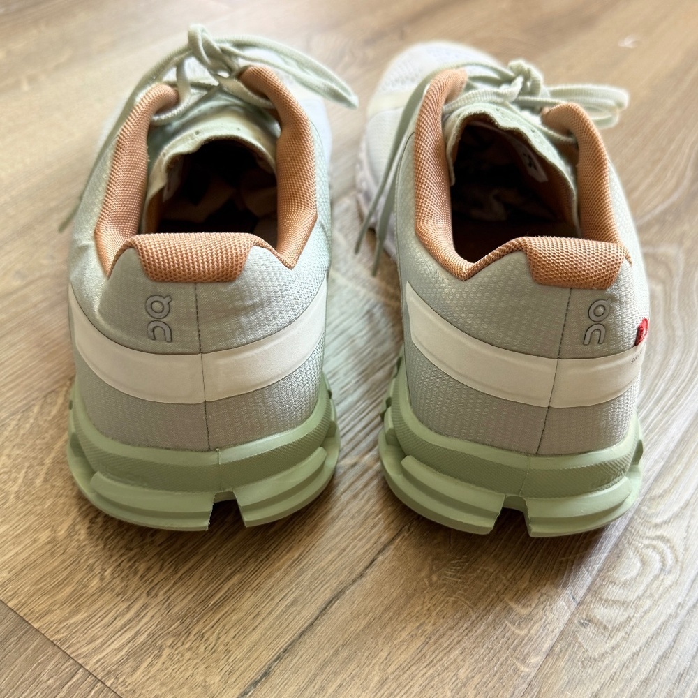 On cloud Womens Sneakers - Picture 4 of 8